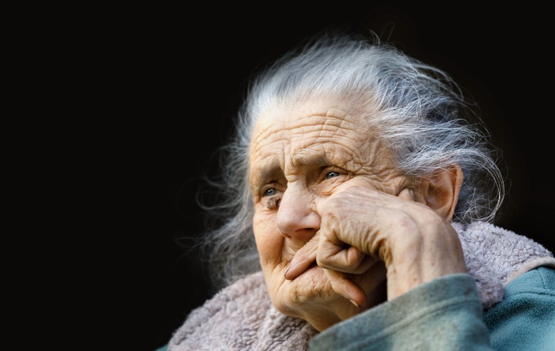 O bătrână de 89 de ani din Neamț care abia vede și aude a pus pe fugă doi tâlhari care i-au spart casa