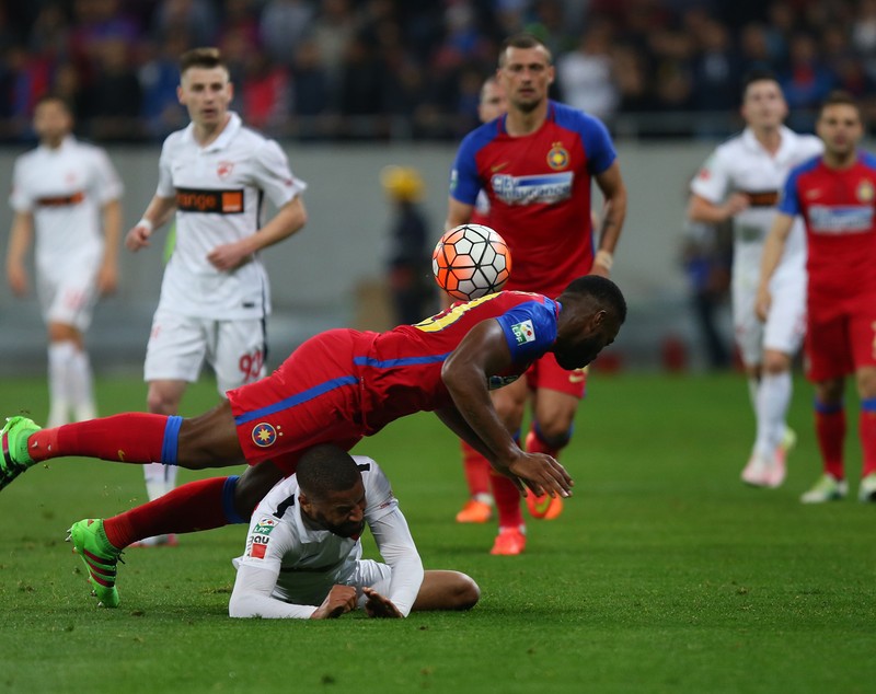 Derby de România. Steaua - Dinamo 1-1. Meciul a fost decis de un autogol şi de reuşita "rezervei" Gnohéré. Reacţii / FOTO & VIDEO