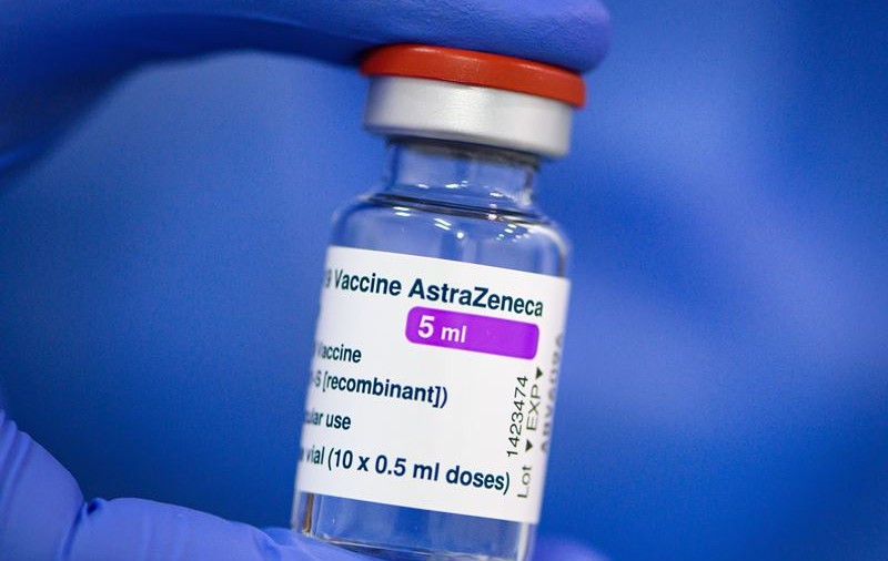 AstraZeneca a recunoscut, în premieră, că vaccinul său anti-Covid poate provoca tromboze rare