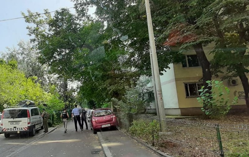 Un bărbat a amenințat că se aruncă de la etajul unui bloc din Sectorul 3 din București