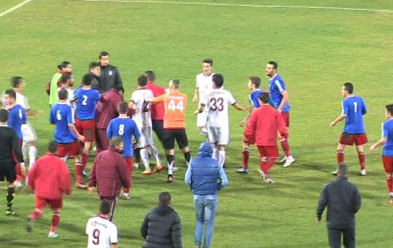 Bătaie şi în teren şi în tribune! Meciul Gloria Buzău - Rapid Bucureşti (0-2) s-a lăsat cu violenţe