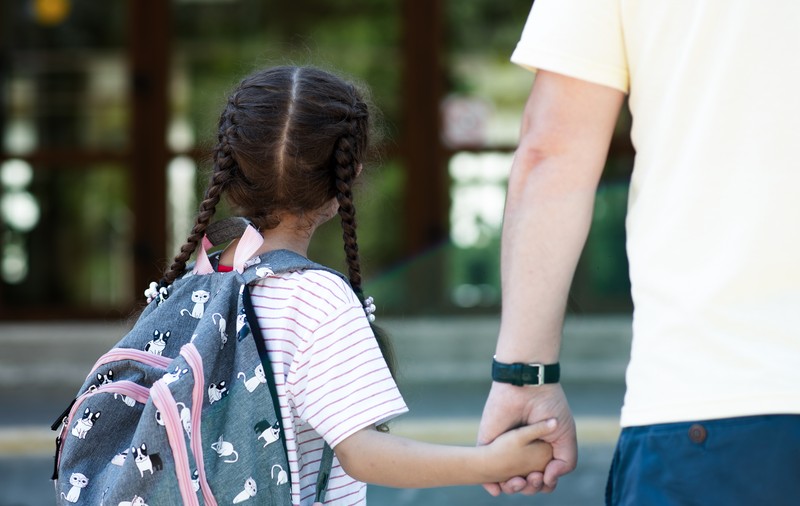 Copiii rămași fără un părinte riscă să nu mai ia bursă socială: „Trebuie să le zic că ar primi doar dacă ar rămâne și fără mine?”