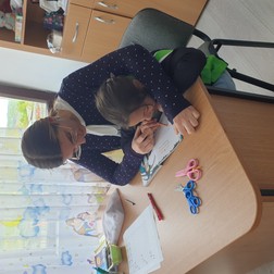 Georgiana, citind împreună cu una dintre elevele sale