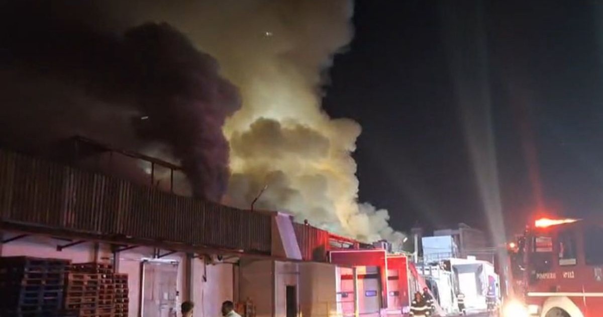 fum gros și negru care se ridică de la un incendiu la depozitul antefrig di sectorul 2 din București
