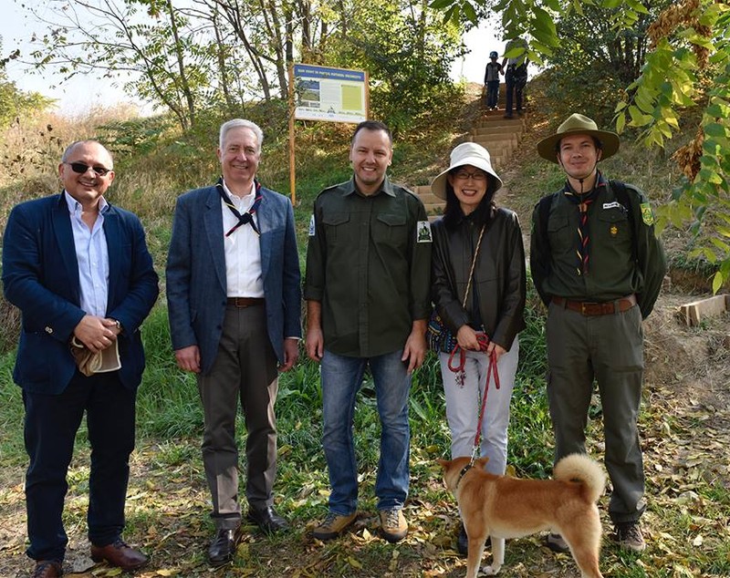 Ambasadorul SUA, la pas prin Parcul Natural Văcărești; Hans Klemm a fost promovat la rangul de cercetaș (FOTO)