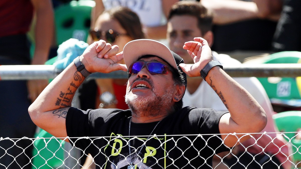 Diego Armando Maradona, manifestându-se vulcanic în timpul unui meci de tenis susținut de Argentina în Cupa Davis. (FOTO: EPA)