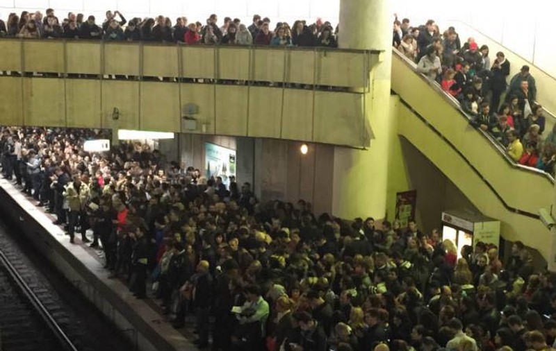 Aglomerație la metrou, după ce trei femei au leșinat, iar circulația a fost oprită. Răspunsul Metrorex