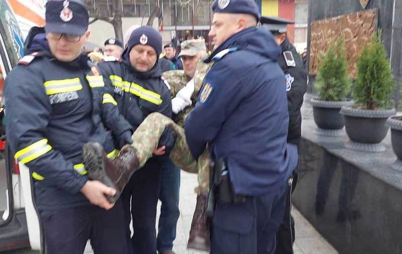 Incident la parada de 1 Decembrie din Vaslui. Doi militari au ajuns la spital după ce li s-a făcut rău. FOTO