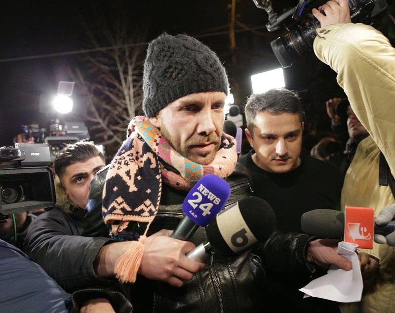FOTO& VIDEO | Medicul fals Matteo Politi a fost reținut pentru 24 de ore. Primele imagini cu italianul, escortat de polițiști