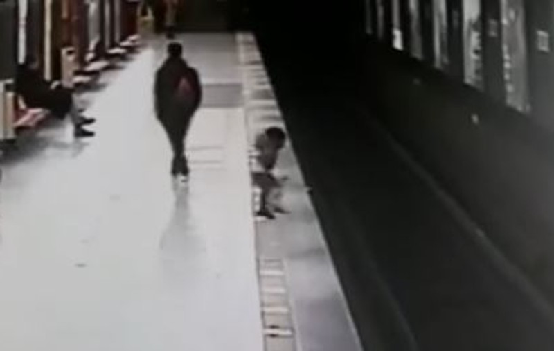VIDEO | Momentul în care un copil cade pe șinele de metrou și este salvat de un adolescent
