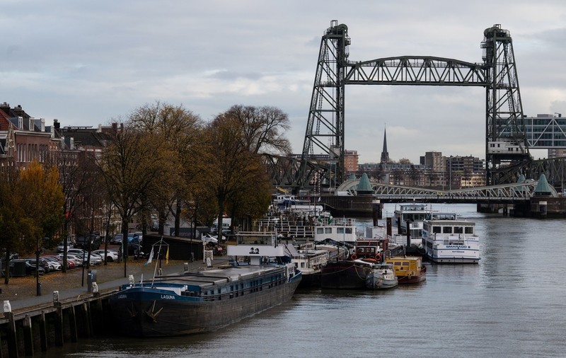 Pod vechi de 144 de ani din Rotterdam, demontat pentru a face loc iahtului de lux al miliardarului Jeff Bezos