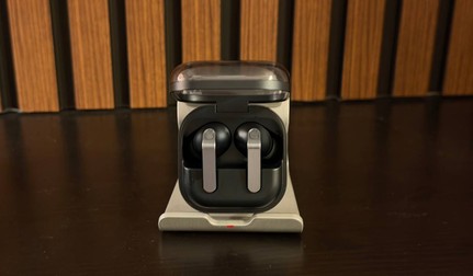Samsung Galaxy Buds4 Pro sunt unele dintre cele mai bune căști in-ear pe care le poți cumpăra la ora actuală. Foto: Claudiu Râpan / Libertatea