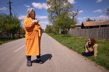Fosta profesoară Marinescu o ceartă pe Aurica pentru că stă în soare