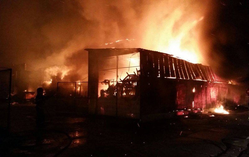 Incendiu lângă Primăria din Agigea, într-o hală plină cu butelii / FOTO & VIDEO