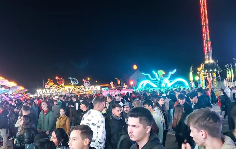 Zeci de oameni s-au înghesuit la un eveniment de la Sibiu, oraș aflat în scenariul roșu. Reacția organizatorilor