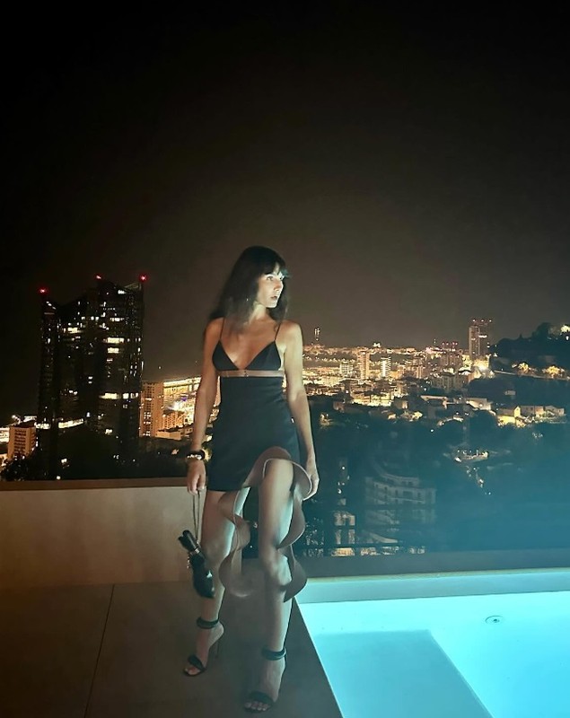 Cum a apărut Dana Budeanu în vacanță, lângă o piscină. Numai sandalele purtate de vedetă costă 1.000 de euro
