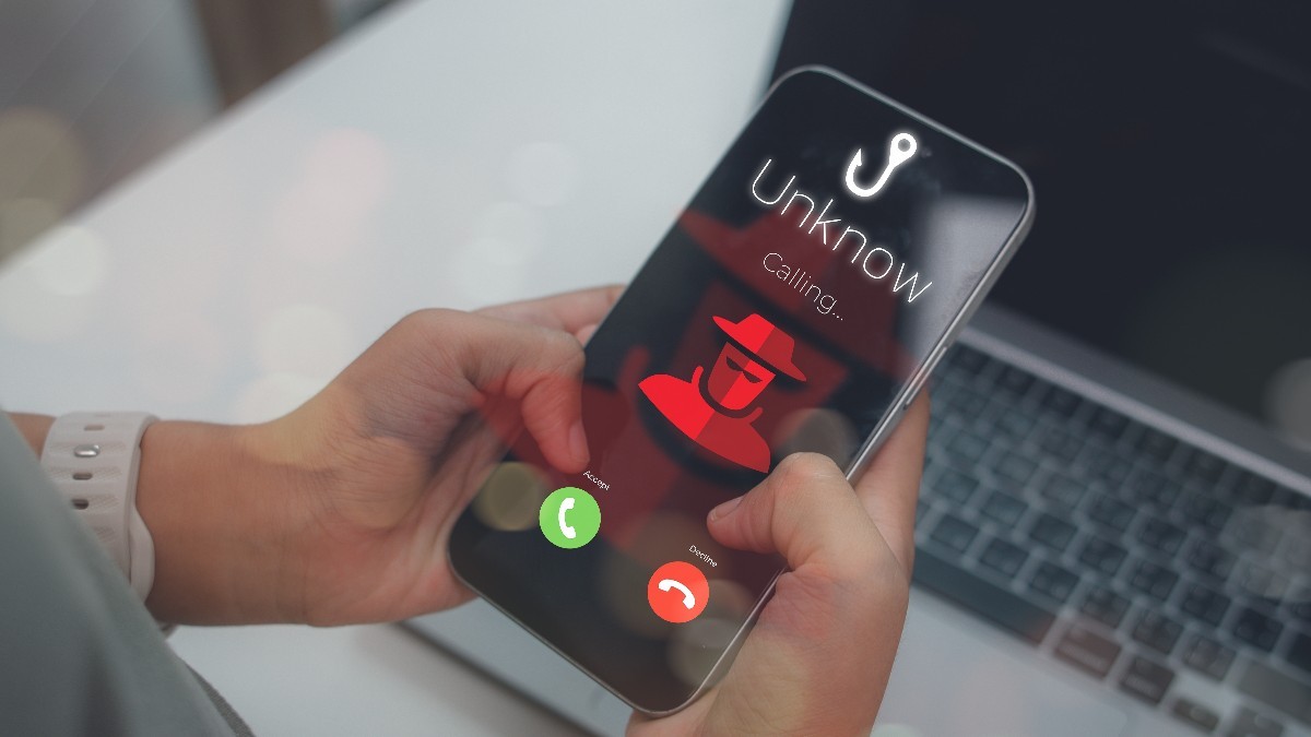 O persoana cu telefonul în mână, primește un apel necunoscut