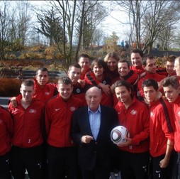 Naționala de futsal a Elveției alături de Sepp Blatter. Foto: arhiva personală