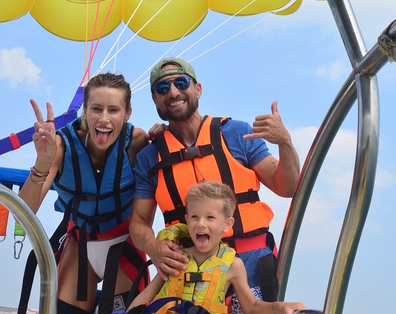 Gabriela Prisăcariu și Dani Oțil, aventură în Turcia, alături de fiul lor. Modelul a încercat parasailing pentru prima dată