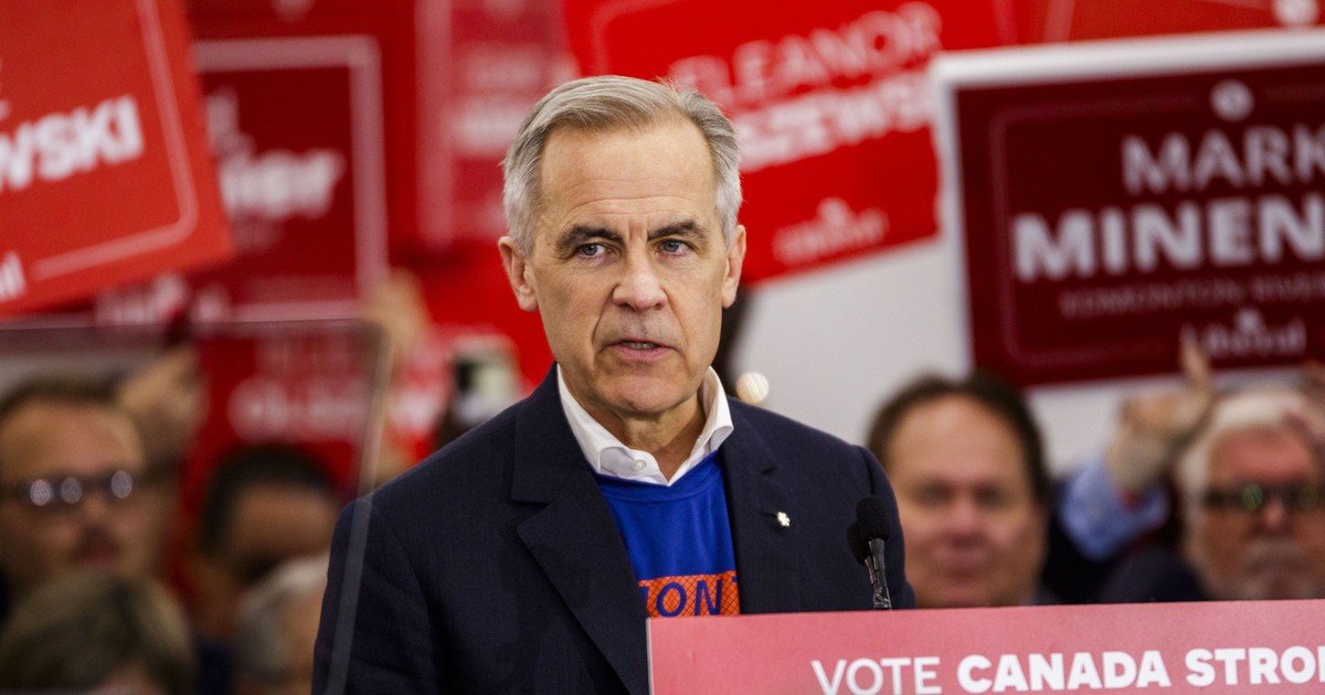 Mark Carney surprins în timp ce vorbește susținătorilor în Edmonton, la încheierea campaniei electorale, pe 27 aprilie 2025
