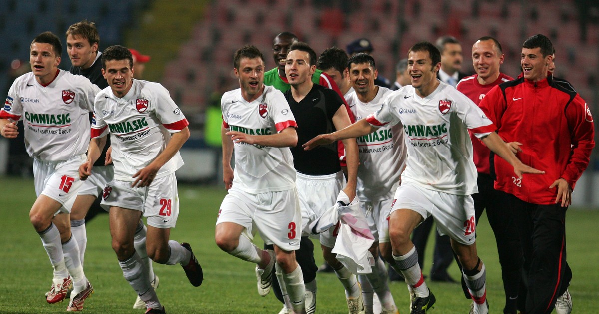 Fotbaliștii lui Dinamo, bucurându-se pentru un meci câștigat în sezonul 2006-2007, la finalul căruia aveau să devină campioni.