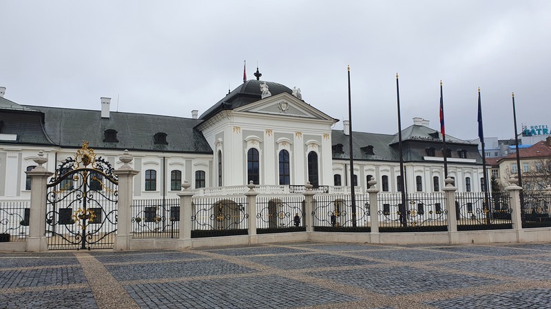 Clădirea guvernului din Bratislava, în fața căreia, în urmă cu patru ani, se adunau mii de oameni să strige împotriva corupției