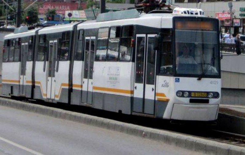 Fetiță lăsată singură pe refugiu, după ce vatmanul a închis ușile, iar bunicul a rămas în tramvai. „Un astfel de comportament nu poate fi tolerat”