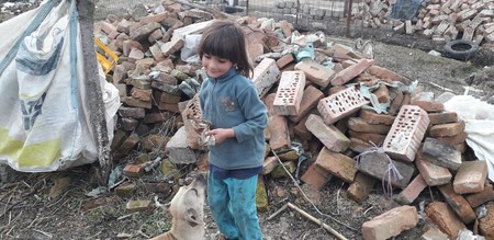 Mara, 4 ani, împarte o napolitană cu Lea, o căţeluşă salvată de la groapa de gunoi