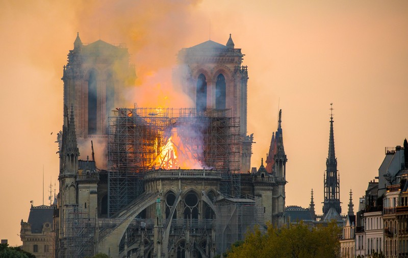 Un an de la incendiul de la Notre-Dame: "Asistăm la un dezastru precum un foc mocnit"