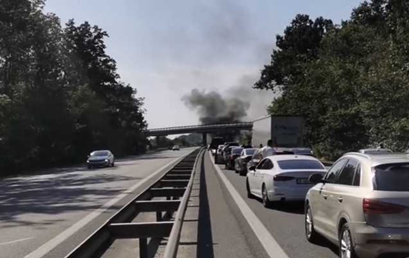 Trafic blocat pe autostrada A 1 București - Pitești, după ce o autoutilitară a luat foc