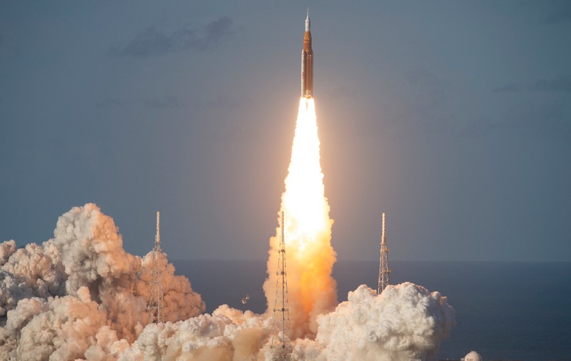 Patru astronauți au pornit în misiunea istorică Artemis 2 a NASA în jurul Lunii. Călătoria de 10 zile poate fi urmărită în timp real