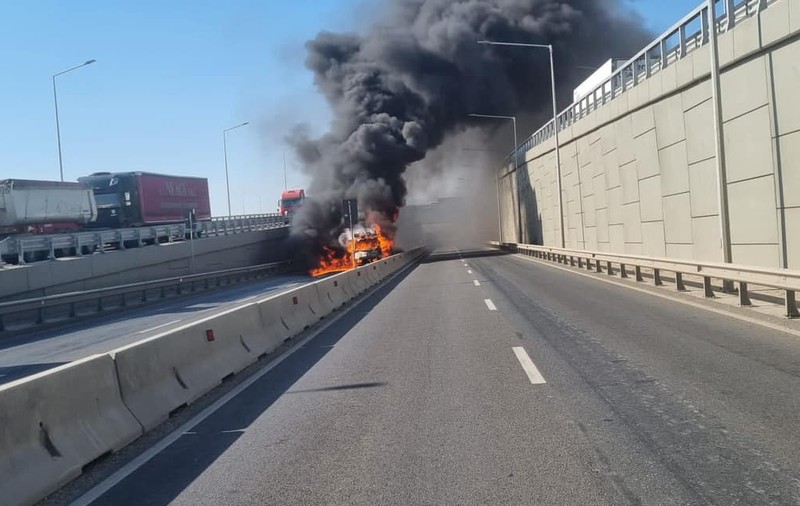 O dubă a luat foc pe Pasajul Domnești. Traficul în zonă a fost restricționat