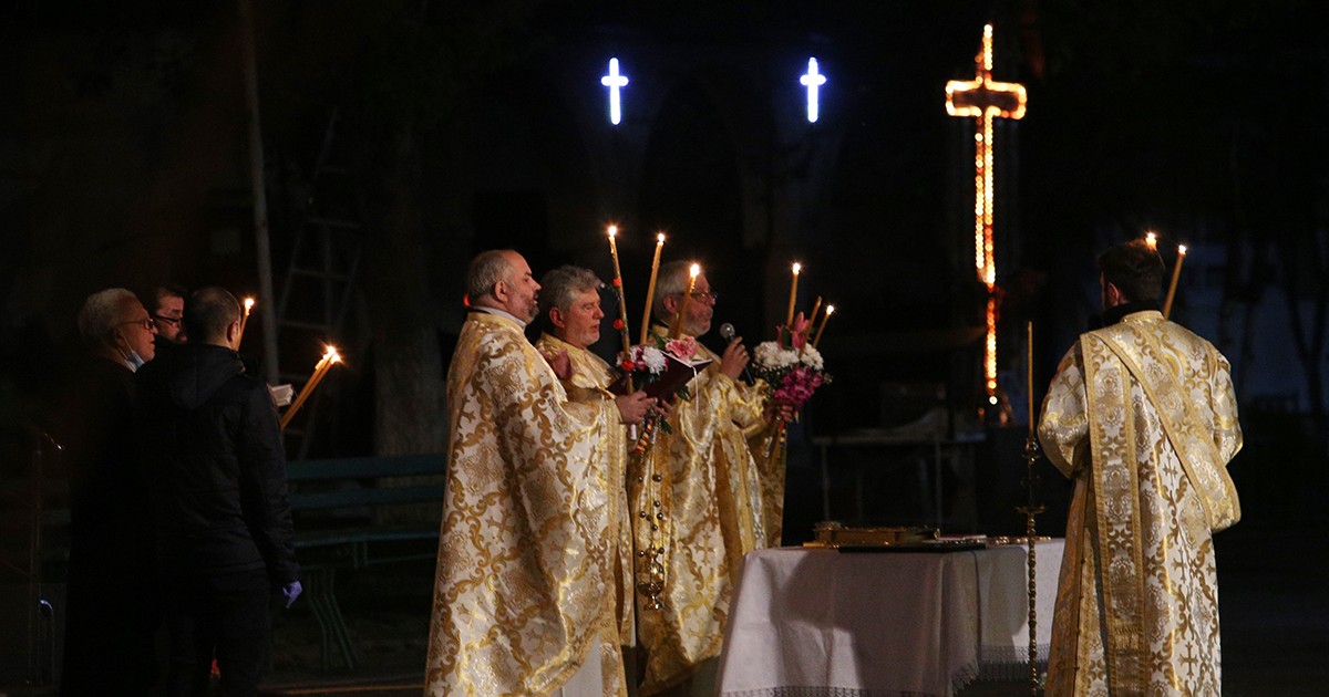 Preoți săvârșind Slujba de Înviere la Biserica Nașterea Maicii Domnului din cartierul Drumul Taberei. Foto Dumitru Angelescu