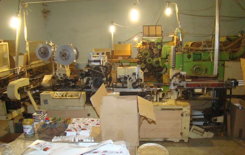 Aşa arăta fabrica ilegală în care se produceau milioane de ţigarete de contrabandă | FOTO