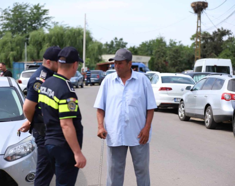 ALEGERI 2024. Secția de votare din Belciugatele, Călărași, păzită de jandarmi și polițiști, după bătaia dintre PSD și PNL de săptămâna trecută. „50 de porții de mici și o friptură la doi oameni”