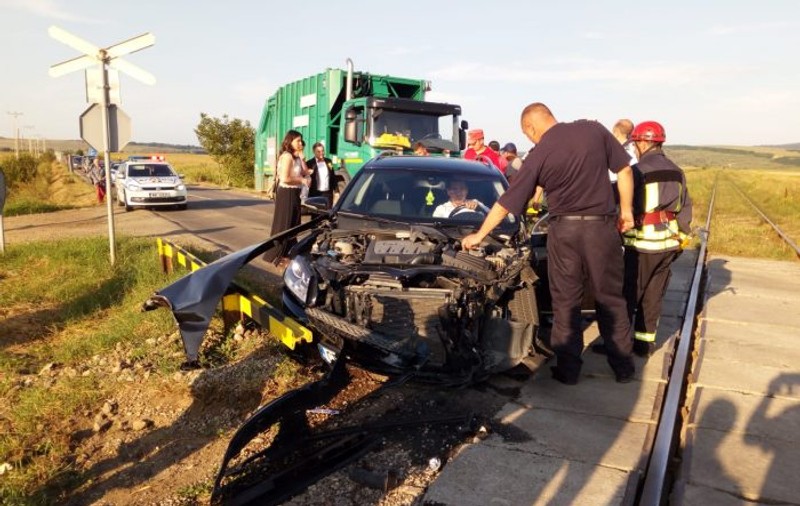 Un cuplu care mergea la o nuntă a văzut moartea cu ochii. Mașina lor a fost spulberată de tren