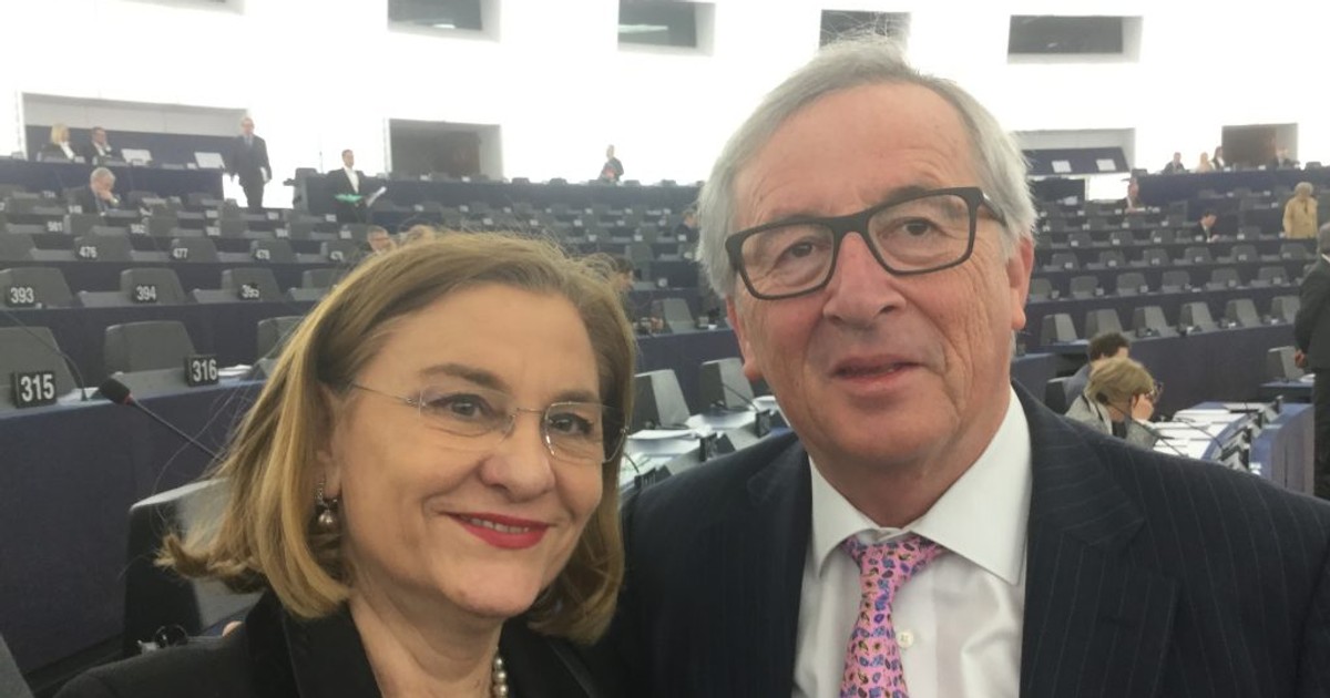 Maria Grapini, alături de jurnalistul Iulian Badea, cel care a scris că aceasta este "europarlamentarul pe care românii ar trebui să îl cloneze"