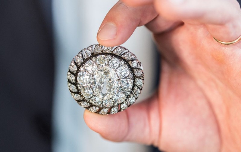 O broșă cu diamante, care a aparținut lui Napoleon, a fost vândută cu un preț-record. Bijuteria era estimată la doar 130.000 de euro