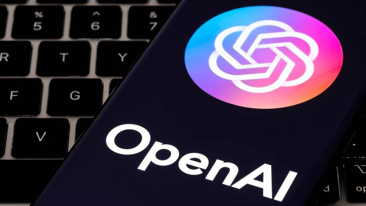 Logo-ul OpenAI, pe ecranul unui smartphone.