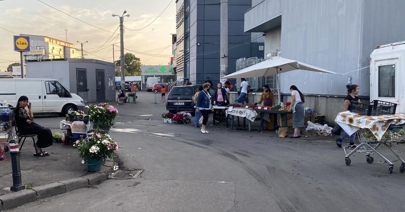 Marfă cât cuprinde și cărucioare pentru aprovizionare
