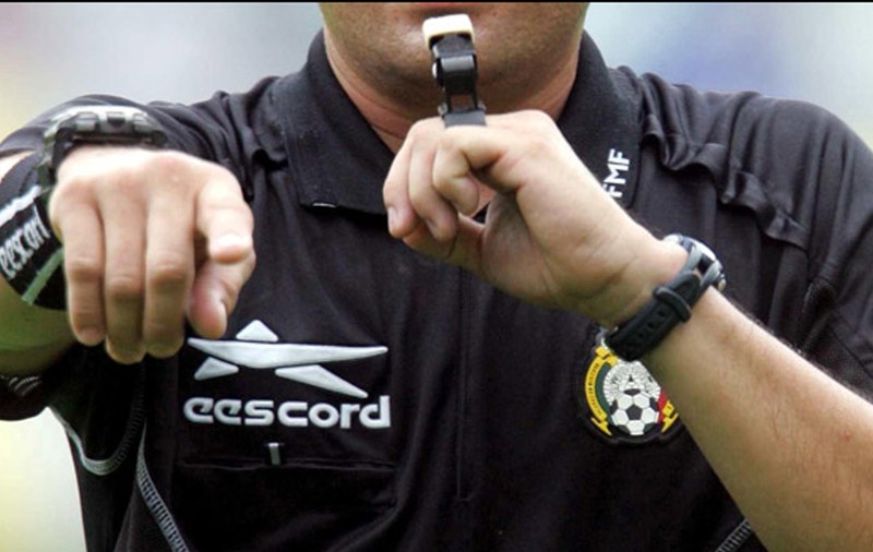 Un arbitru a murit, după ce a fost băgat în comă pentru un cartonaș roșu