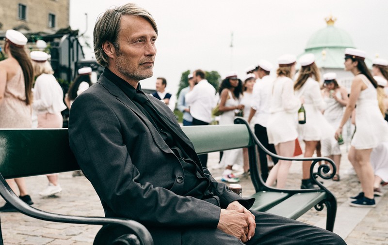 Marele actor Mads Mikkelsen, despre alcool, care e tema noului său film: „Să ai grijă de viața ta, atât timp cât o ai, că probabil doar una ai”