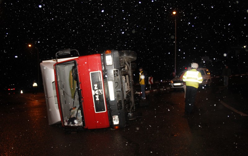 Primele ninsori le dau bătăi de cap şoferilor! Un TIR s-a răsturnat pe şosea