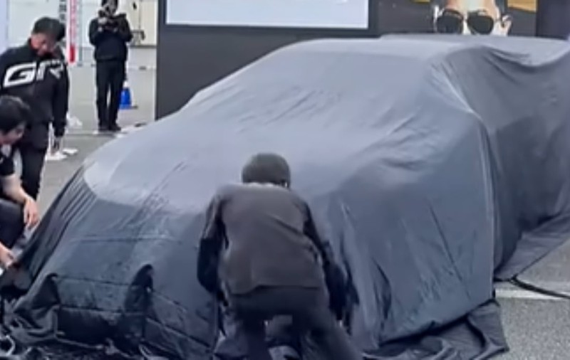 Cel mai mare producător auto din lume a construit o mașină cu două motoare, șapte cilindri și 700 de CP: „Libertatea de a se distra din când în când” | VIDEO