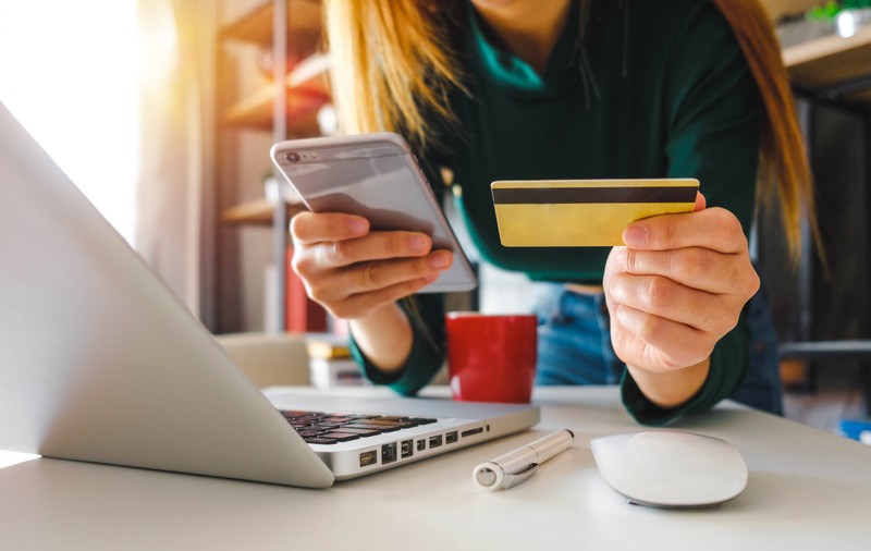 Cum să folosești cardul de credit și descoperitul de cont fără să te afunzi în datorii. Sfaturi utile ca să rămâi pe plus