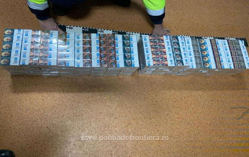 Peste 20.000 de pachete de țigări de contrabandă, descoperite într-un tren