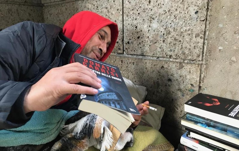 Un cerșetor român din Milano i-a impresionat pe italieni cu pasiunea sa pentru cărți