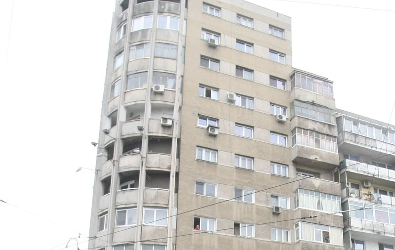 Două eleve de 12 şi 13 ani din Focşani au vrut să se arunce împreună de pe bloc