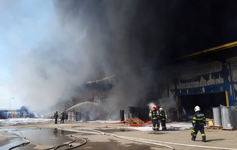 Incendiu cu degajări mari de fum la un depozit din Oradea. Intervin zeci de pompieri