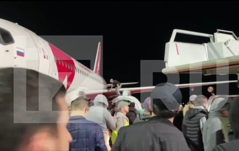 Aeroportul din Daghestan, Rusia, luat cu asalt de sute de oameni după ce s-a anunţat venirea unui avion din Israel. Manifestanții au verificat pașapoarte în căutarea de cetățeni israelieni